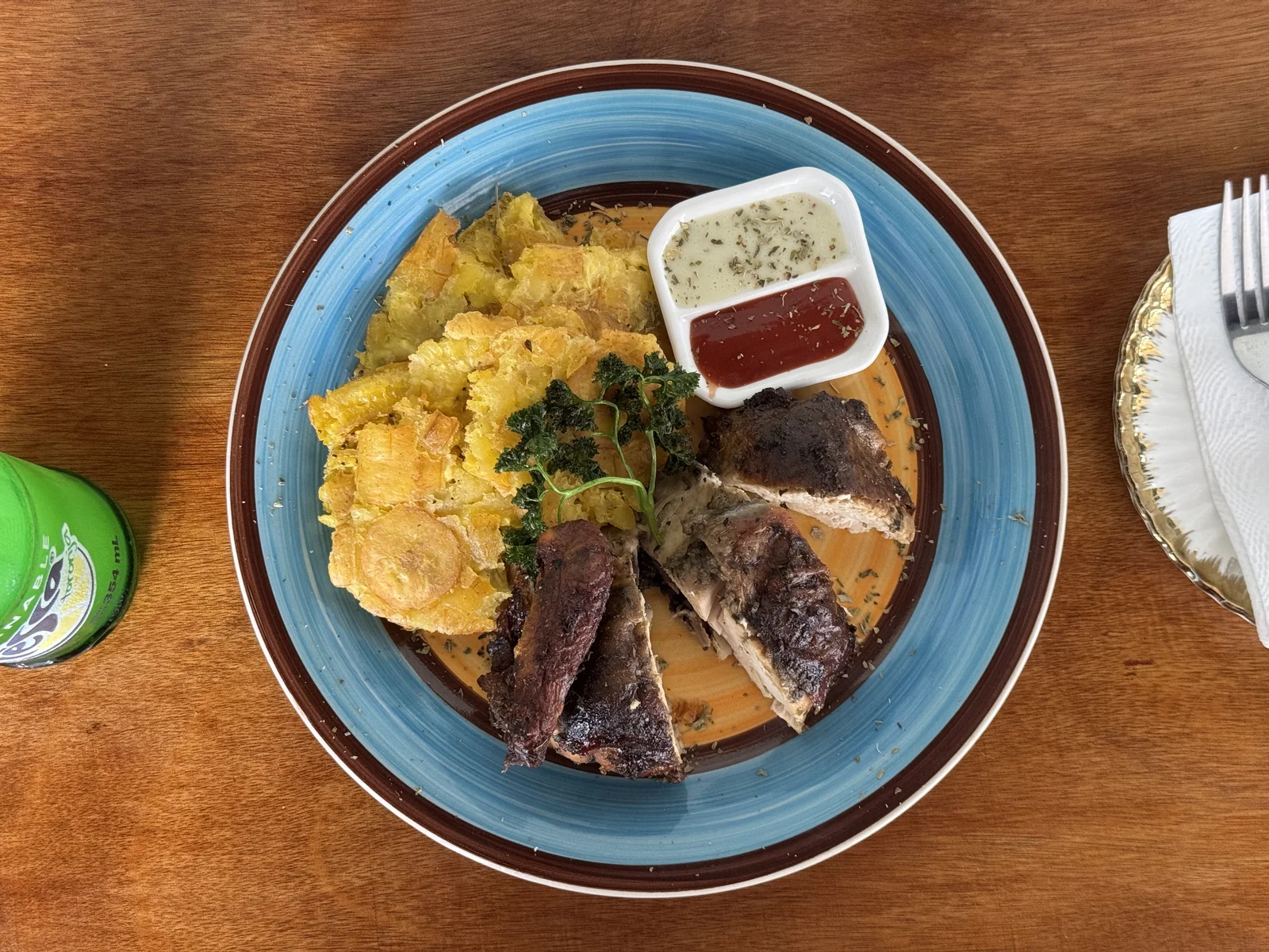 Pollo Asado Criollo con Patacones
